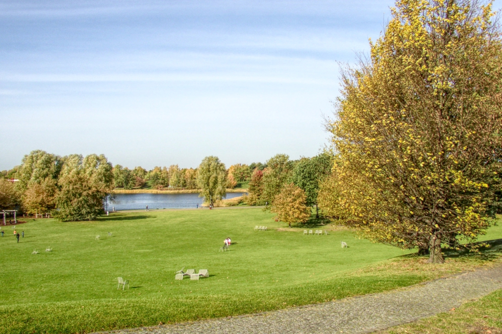 Parkanlage Britzer Garten im Herbst