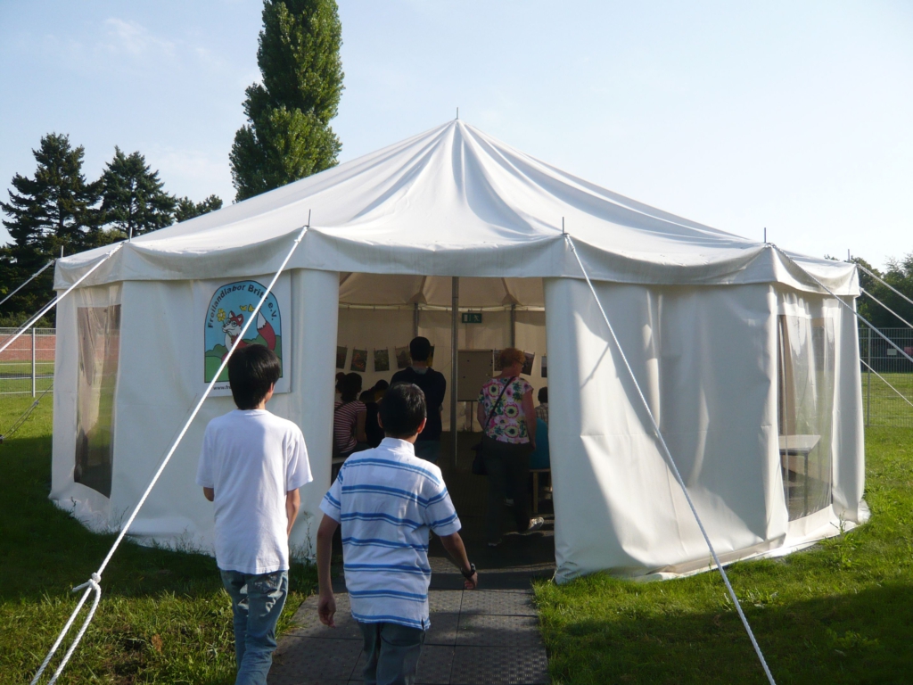 Forscherzelt auf dem Tempelhofer Feld im Sommer