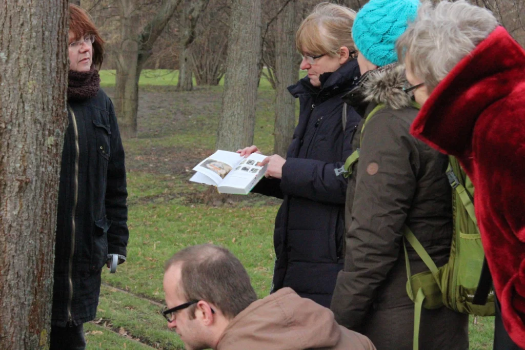 Eine Gruppenführung im Britz Garten