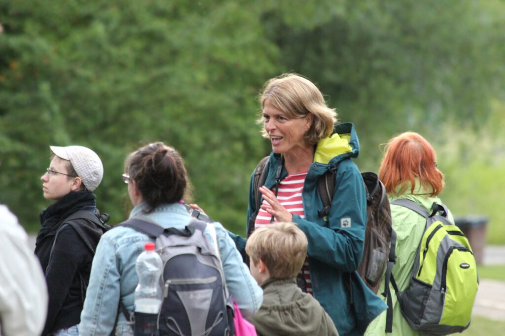 Gruppe von Menschen bei einer Führung im Britz Garten