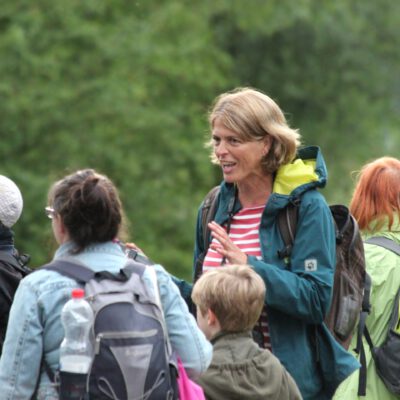 Gruppe von Menschen bei einer Führung im Britz Garten