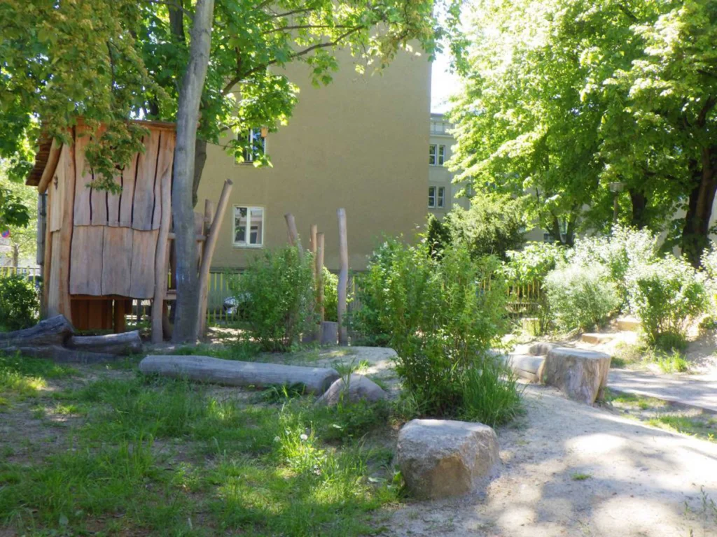 Sommerlicher Garten einer Kindertagesstätte