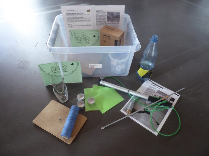Kiste mit diversen Forschungsmaterialien zum Thema Luft